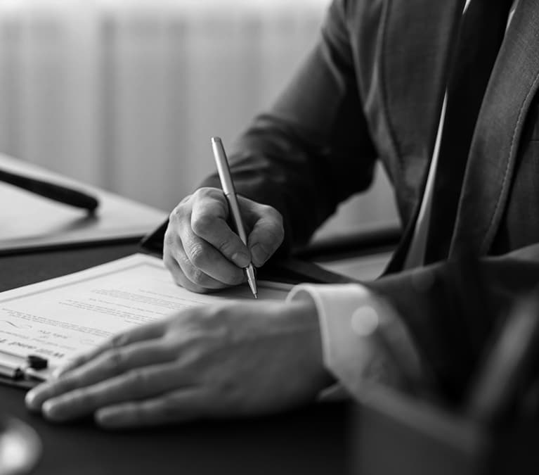 La Ley de la Segunda Oportunidad es un mecanismo legal que permite reestructurar o cancelar las deudas de personas físicas, tanto particulares como autónomos, que se encuentran en situación de insolvencia.